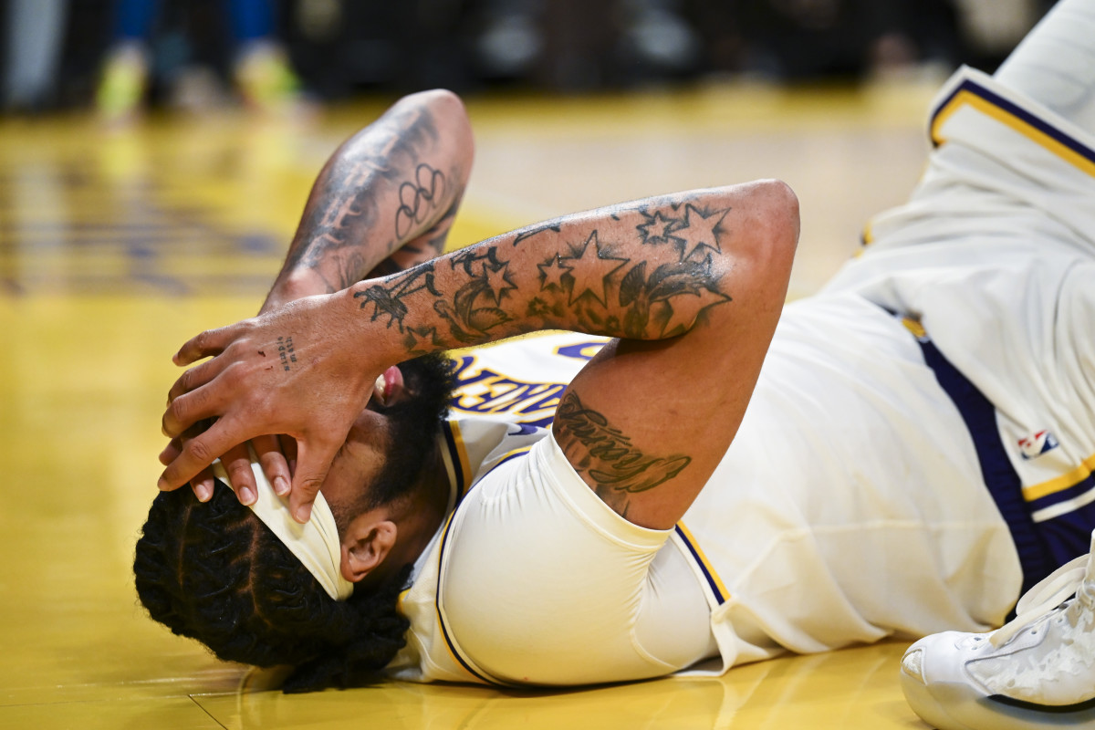 Los Angeles Lakers forward Anthony Davis gets injured against the Toronto Raptors.