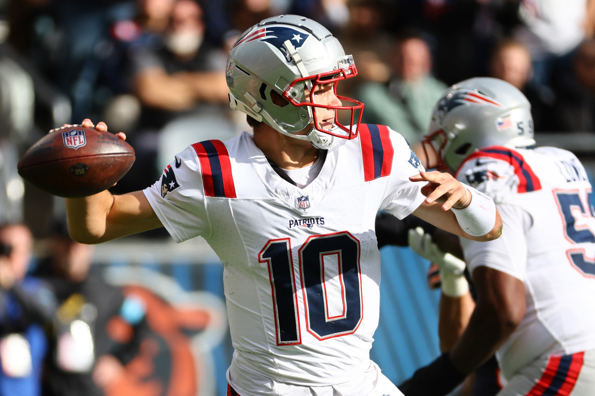 New England Patriots quarterback Drake Maye (10) drops back to pass.