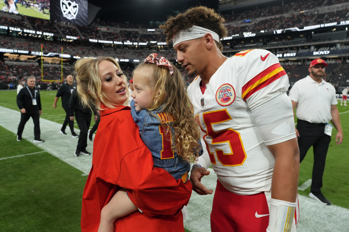 Kansas City Chiefs Patrick Mahomes' Wife Brittany Pitching in to Help ...