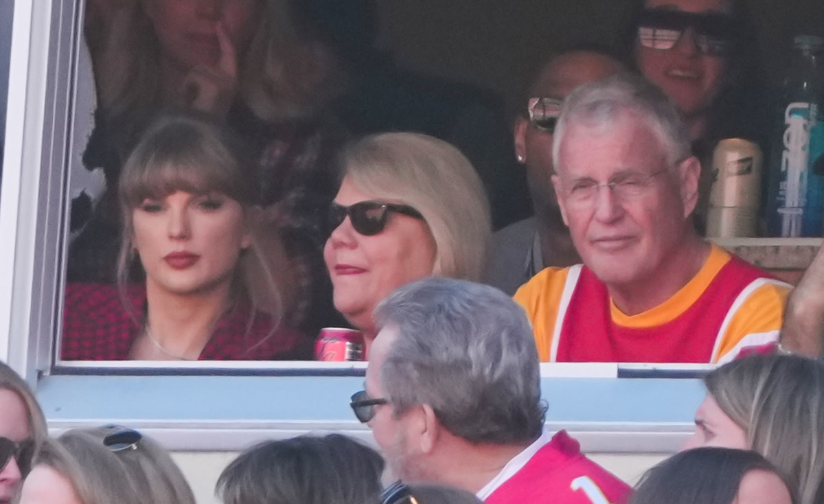 Taylor Swift watched the Kansas City Chiefs play with her mother, Andrea Swift, and father, Scott Swift, on Nov. 10, 2024.