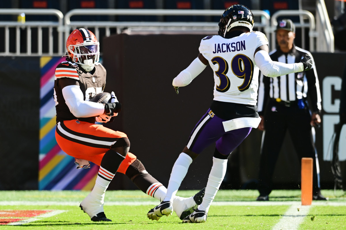 Oct 27, 2024; Cleveland, Ohio, USA; Cleveland Browns tight end David Njoku (85) catches a pass for a touchdown as Baltimore Ravens safety Eddie Jackson (39) defends during the second half at Huntington Bank Field. Mandatory Credit: Ken Blaze-Imagn Images