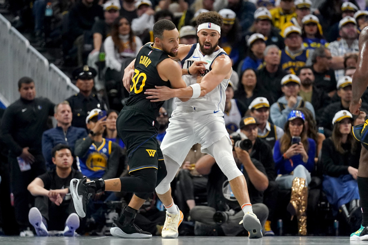 Hậu vệ Stephen Curry (30) của Golden State Warriors được bảo vệ bởi hậu vệ Klay Thompson (31) của Dallas Mavericks