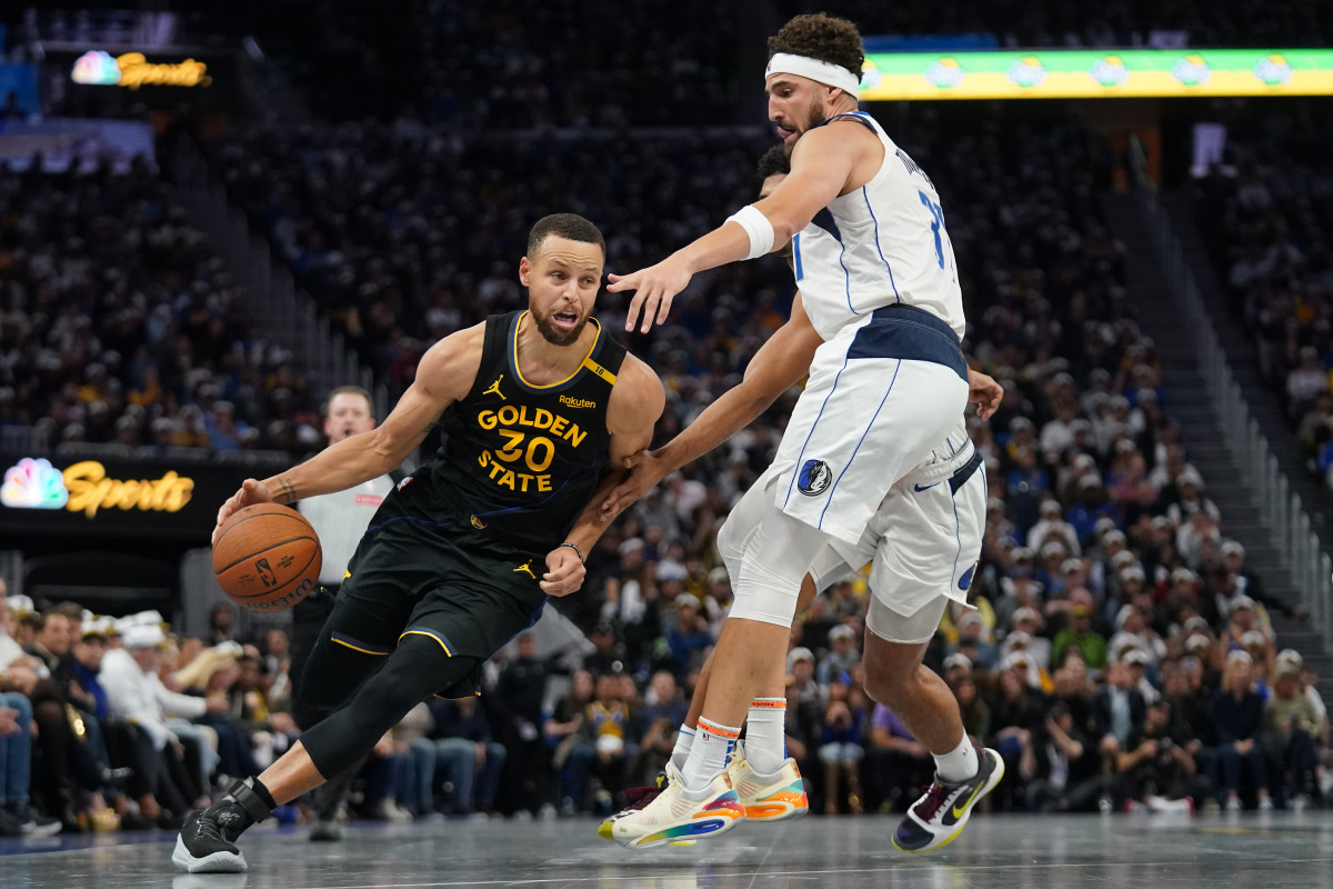 Golden State Warriors guard Stephen Curry (30) and Dallas Mavericks guard Klay Thompson (31).