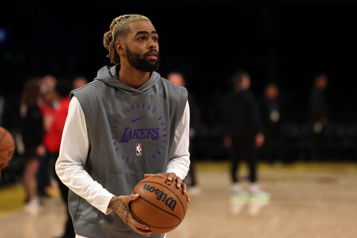 Los Angeles Lakers guard D'Angelo Russell warms up at Crypto.com Arena.