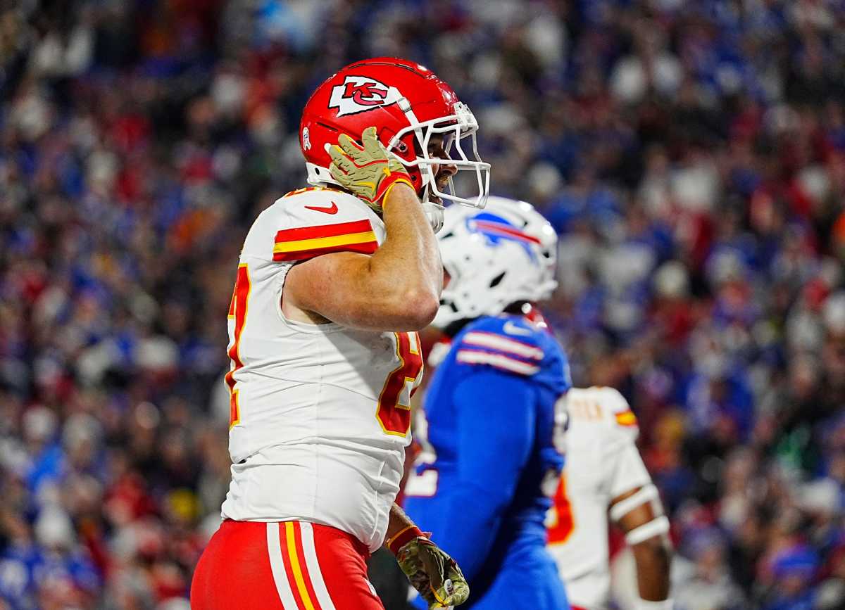 Fox Sports Host Defends Travis Kelce's Viral Gesture In Chiefs' Loss -  Athlon Sports