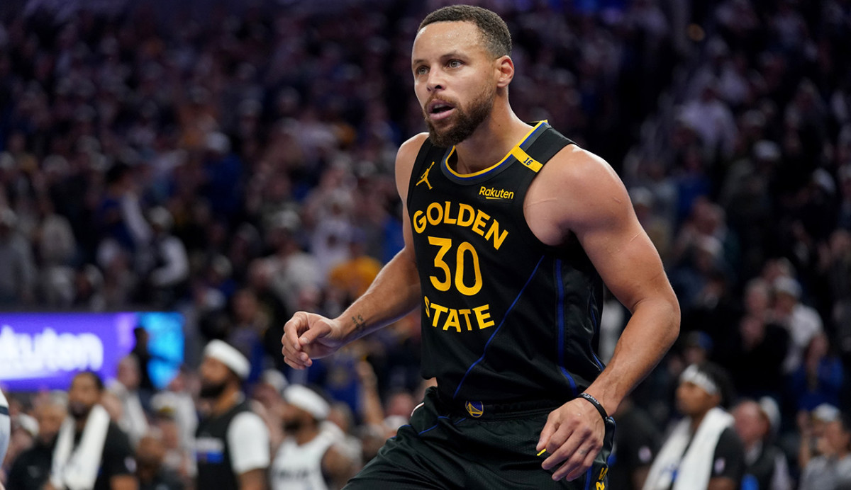 Golden State Warriors guard Stephen Curry reacts after making a layup against the Dallas Mavericks at Chase Center on Nov. 12, 2024.