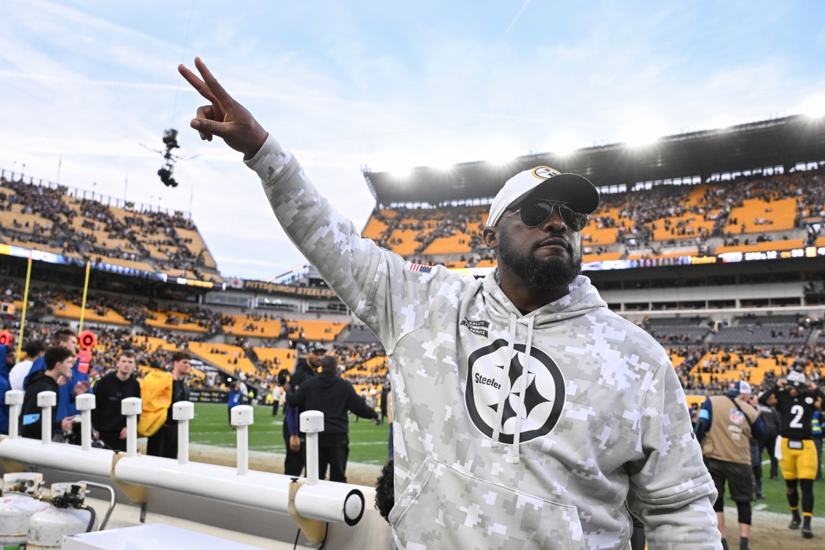 Pittsburgh Steelers head coach Mike Tomlin becomes the betting favorite to in the NFL's Coach of the Year award this season.