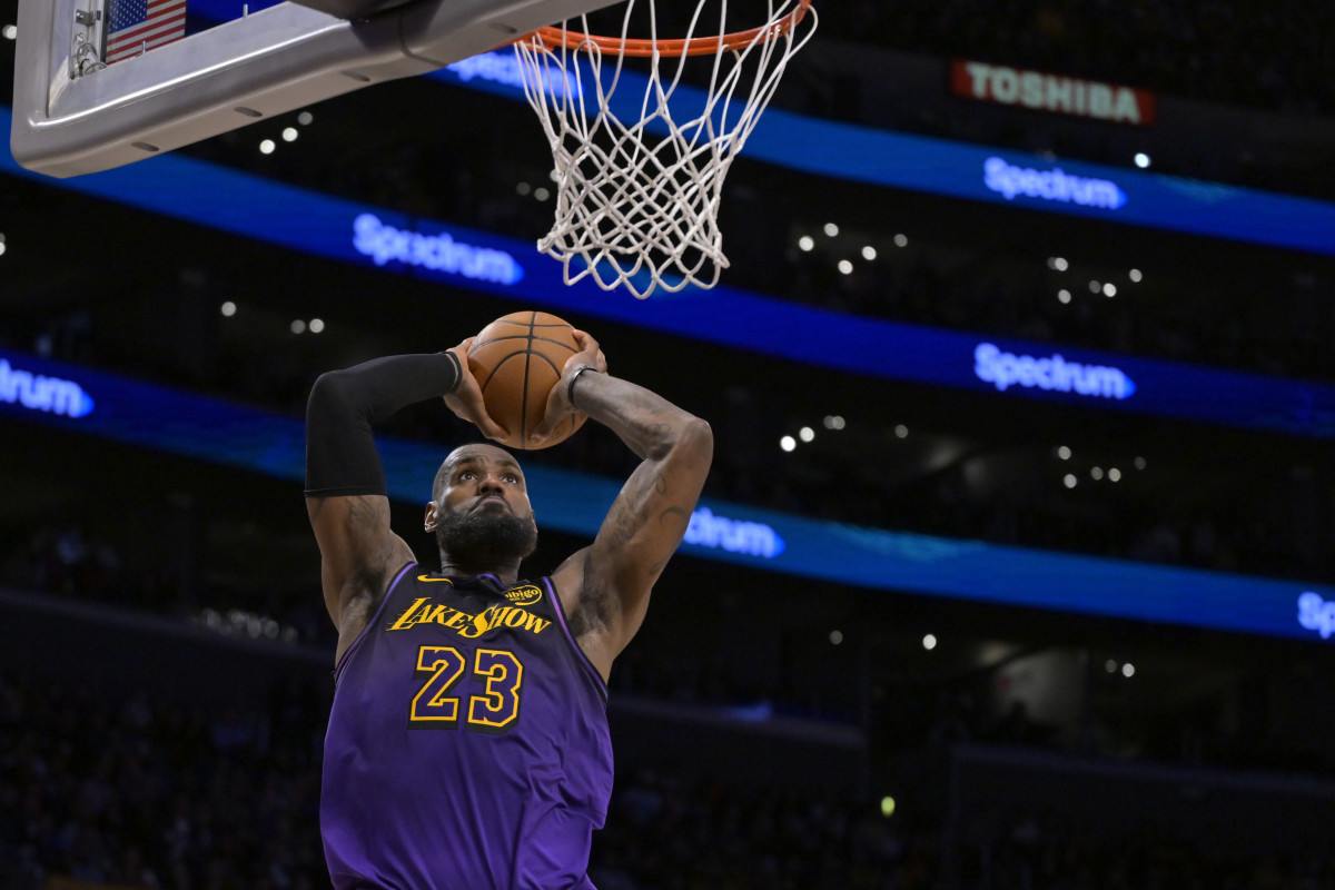  Los Angeles Lakers forward LeBron James (23)