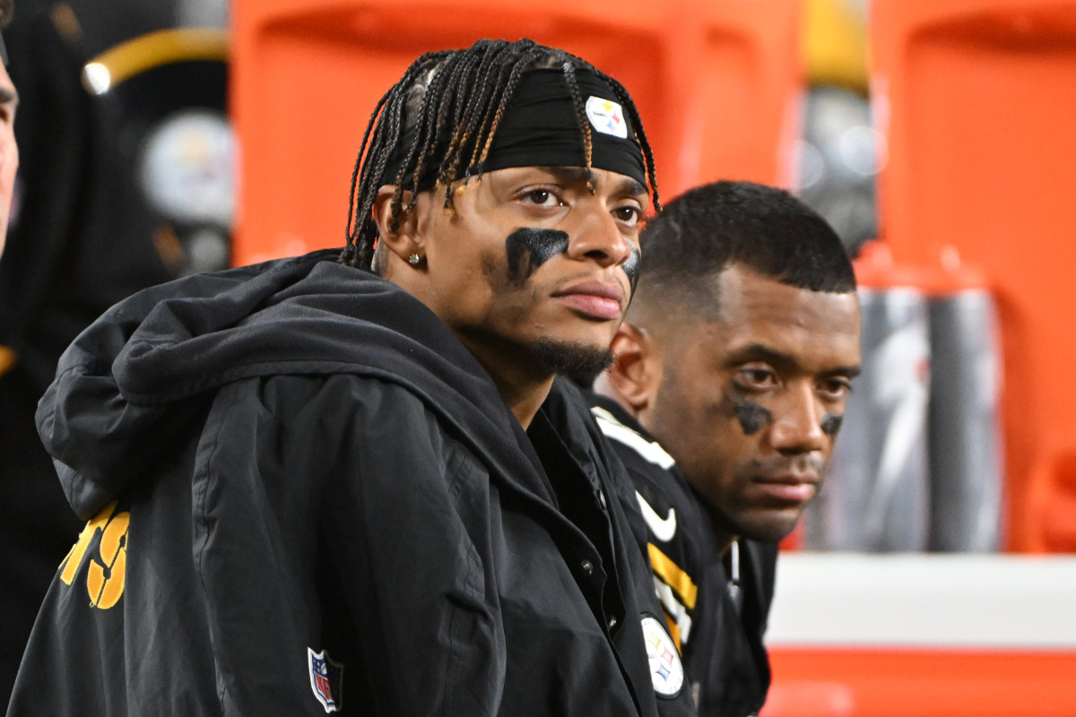 Pittsburgh Steelers quarterbacks Justin Fields (2) and Russell Wilson (3) watch the action.