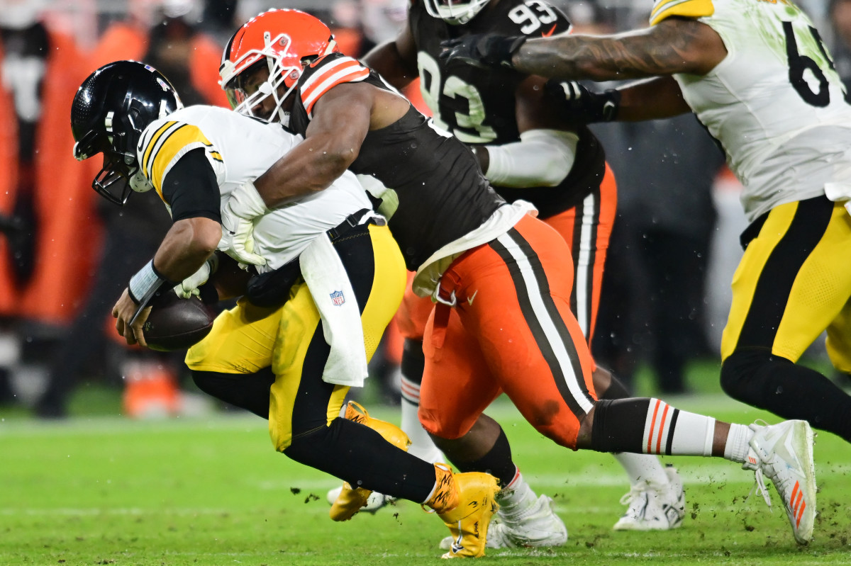 Nick Chubb Leads Snowy Ground Charge as Cleveland Browns Knock Off