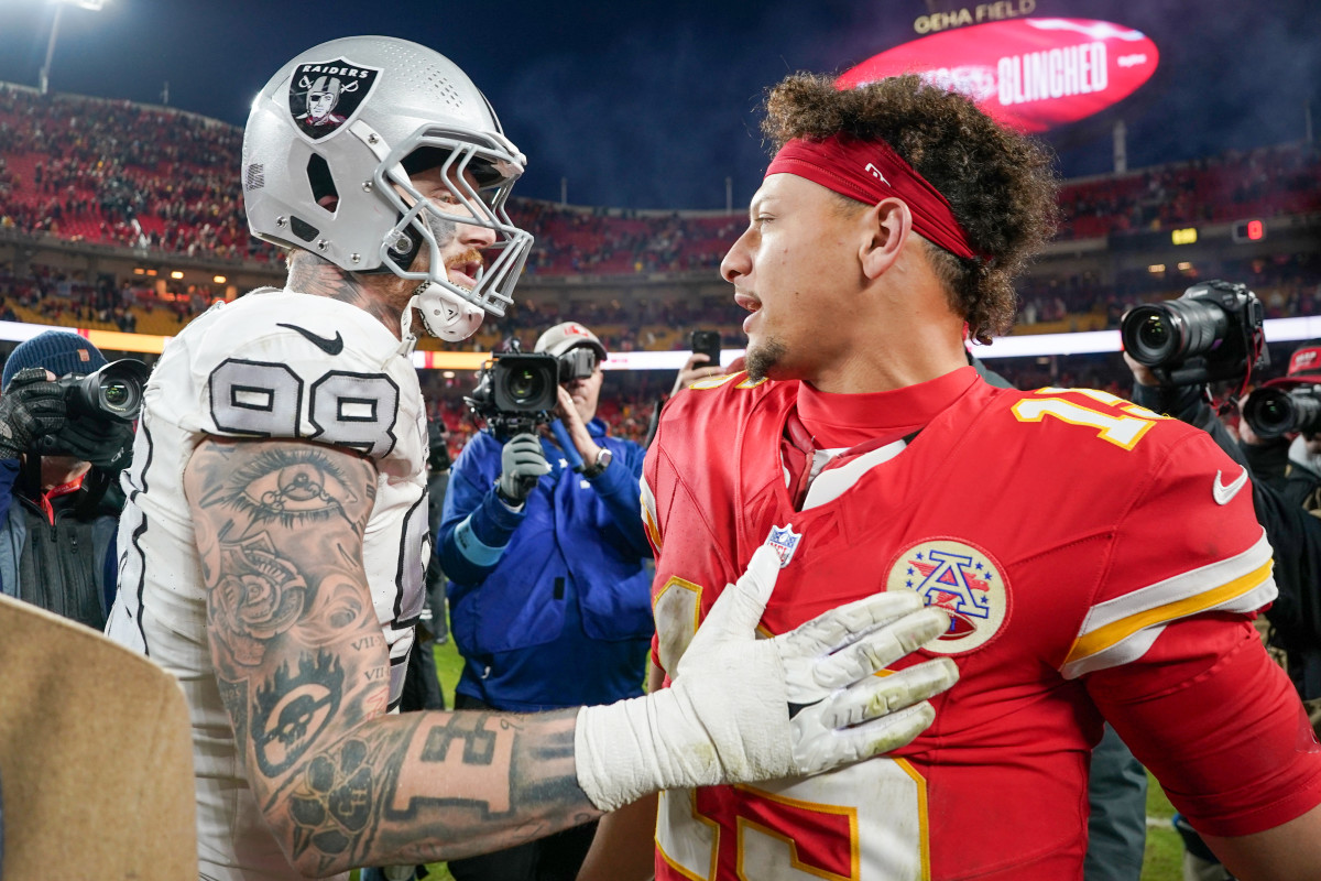 Patrick Mahomes, Maxx Crosby Share Postgame Exchange in Chiefs-Raiders -  Athlon Sports