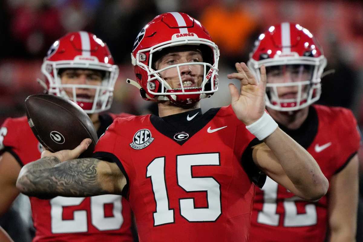 Georgia quarterback Carson Beck (15).