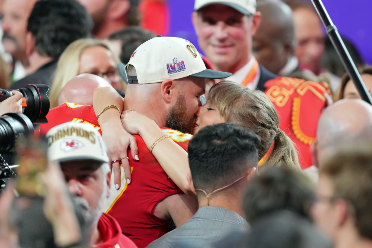 Kansas City Chiefs tight end Travis Kelce (87) kisses Recording artist Taylor Swift after winning Super Bowl LVIII against the San Francisco 49ers at Allegiant Stadium.