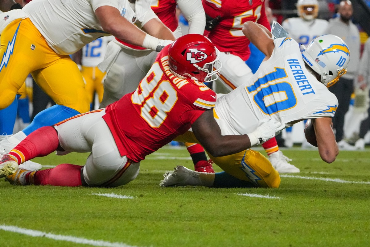 Image Tershawn Wharton image beautiful image beautiful - Kansas City Chiefs Locked in Physical First Half vs. Old-School ...