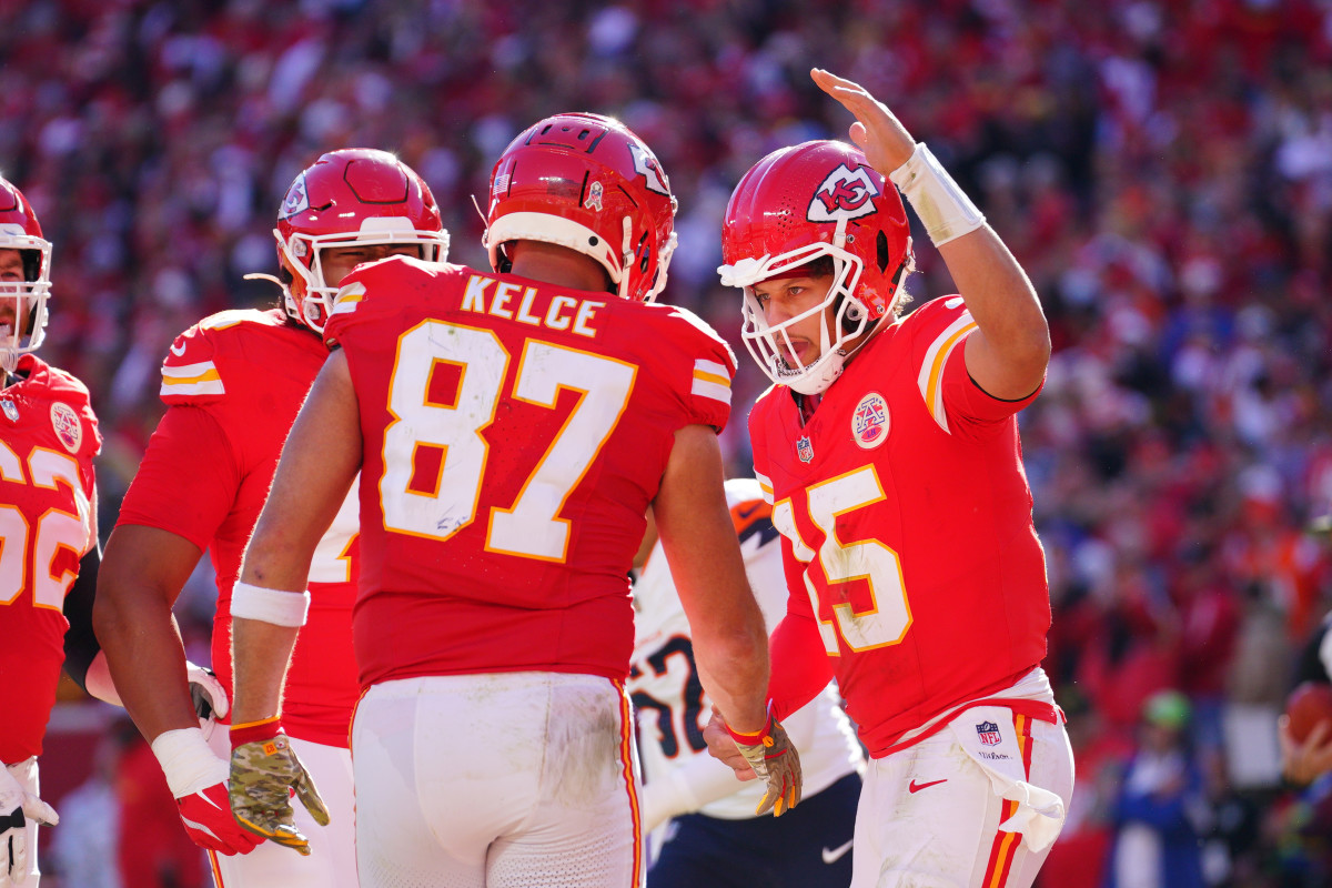 Kansas City Chiefs tight end Travis Kelce (87) celebrates with quarterback Patrick Mahomes (15) on Nov. 15, 2024.
