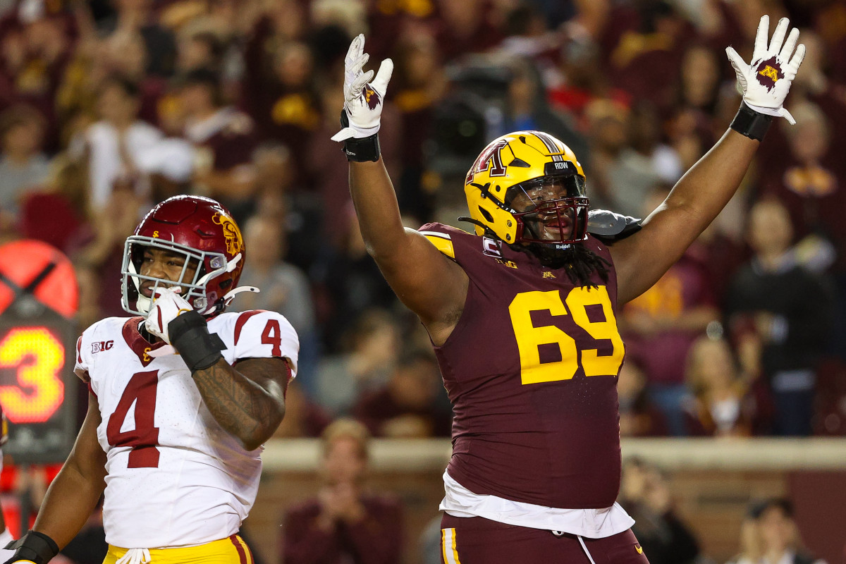 Minnesota Golden Gophers offensive lineman Aireontae Ersery.