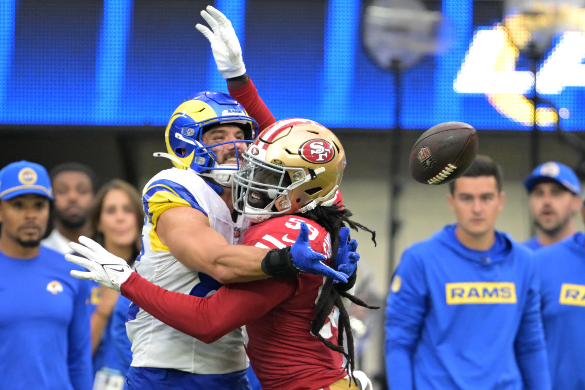 Sep 22, 2024; Inglewood, California, USA; San Francisco 49ers linebacker De'Vondre Campbell (59) fouls Los Angeles Rams tight end Tyler Higbee (89) in the fourth quarter at SoFi Stadium. Mandatory Credit: Jayne Kamin-Oncea-Imagn Images