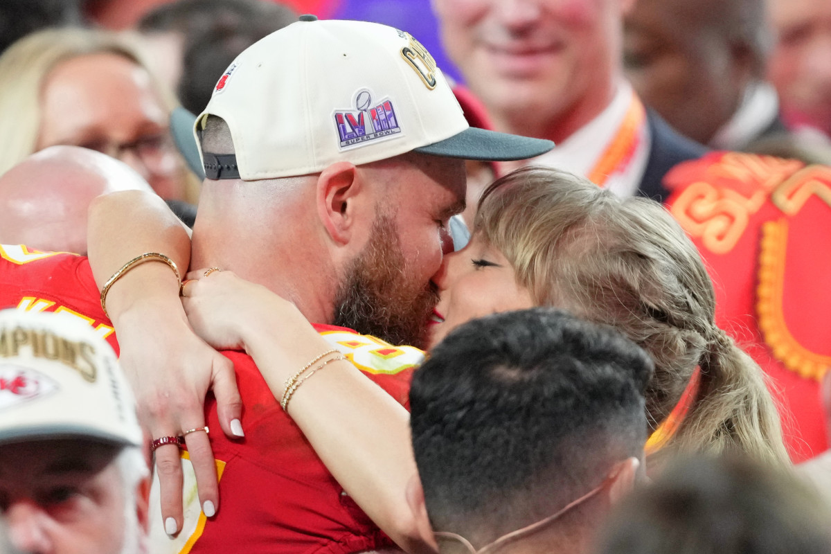 Taylor Swift Left in Disbelief by Travis Kelce's Unexpected Move - Athlon  Sports