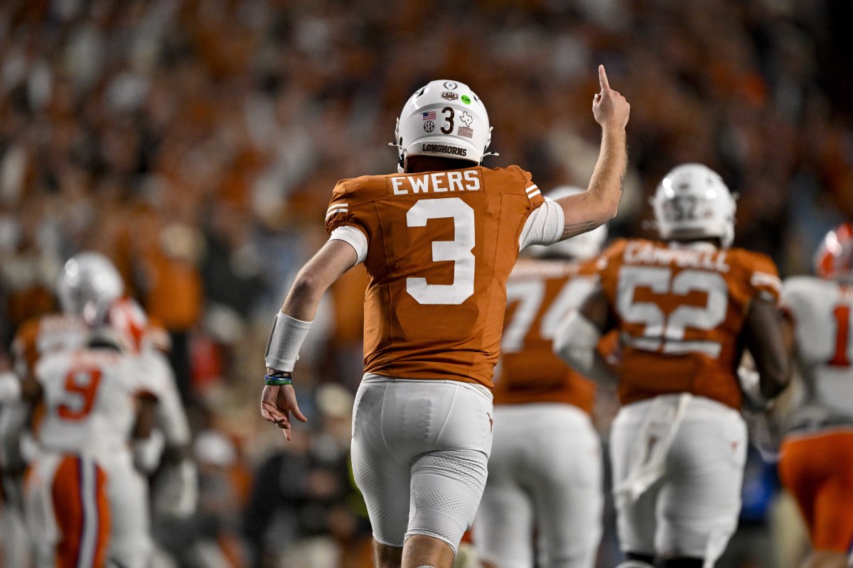 Texas Longhorns quarterback Quinn Ewers (3).