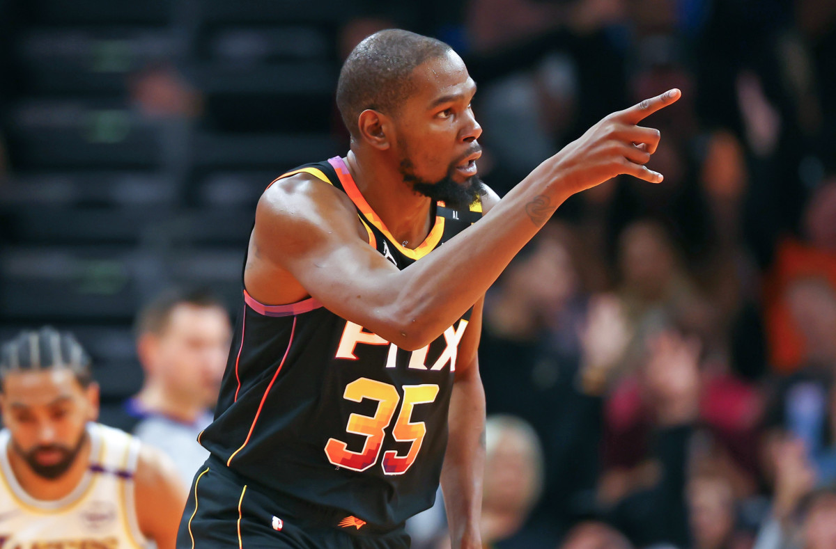 Phoenix Suns forward Kevin Durant against the Los Angeles Lakers at Footprint Center.