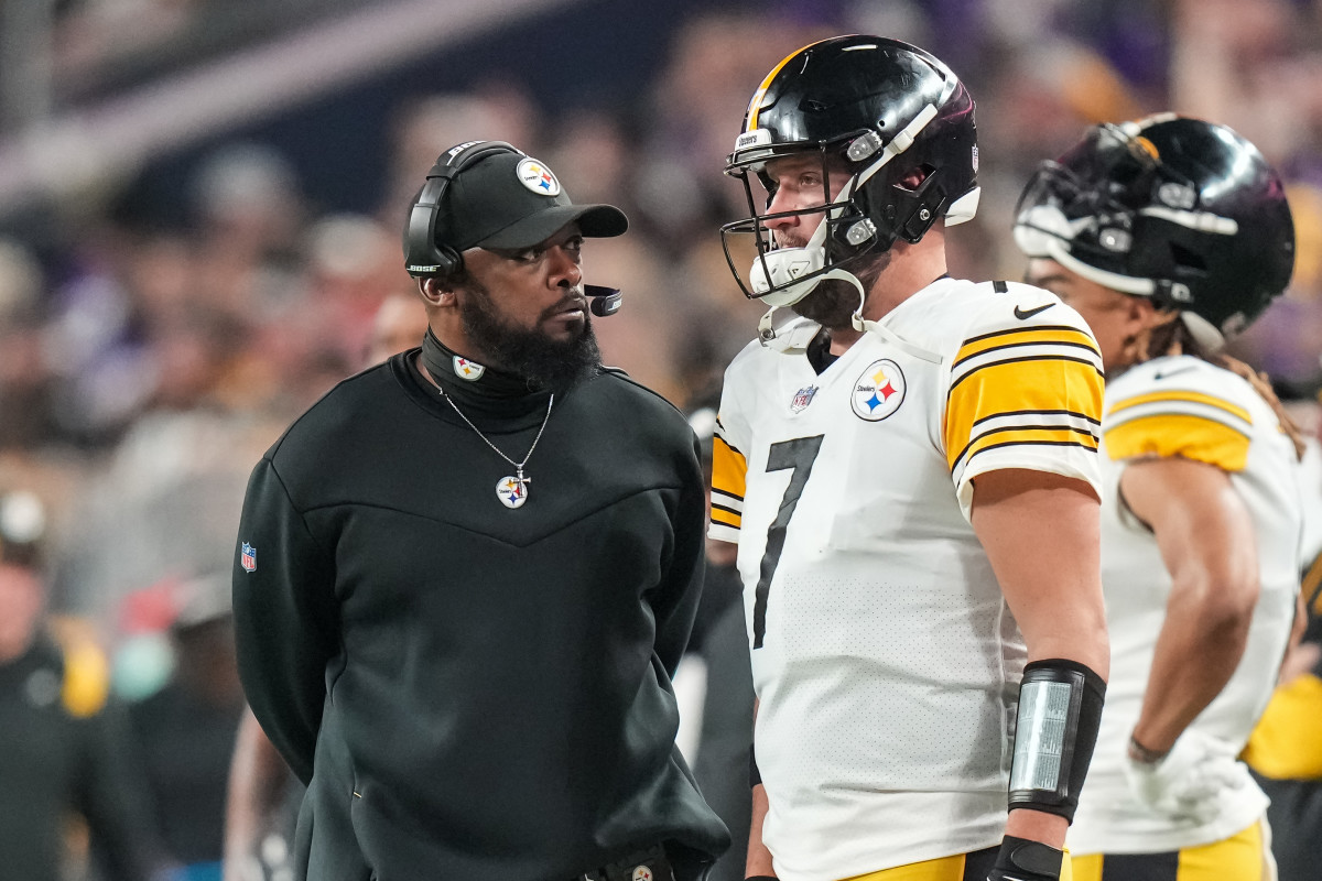 Pittsburgh Steelers head coach Mike Tomlin (left) looks at quarterback Ben Roethlisberger (7) during the third quarter against the Minnesota Vikings at U.S. Bank Stadium. 