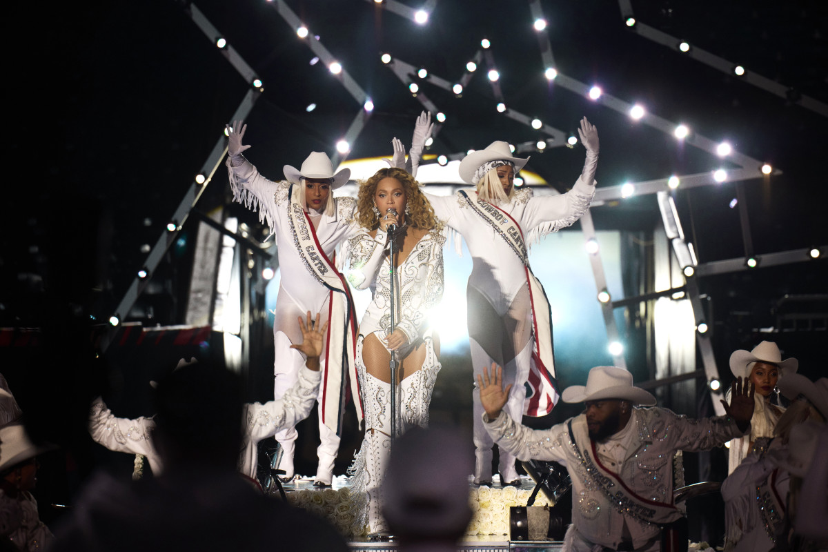 Musician Beyonce preforms during the half time show between the Baltimore Ravens and the Houston Texans at NRG Stadium. Mandatory Credit: Julian Dakdouk Parkwood Entertainment via Imagn Images