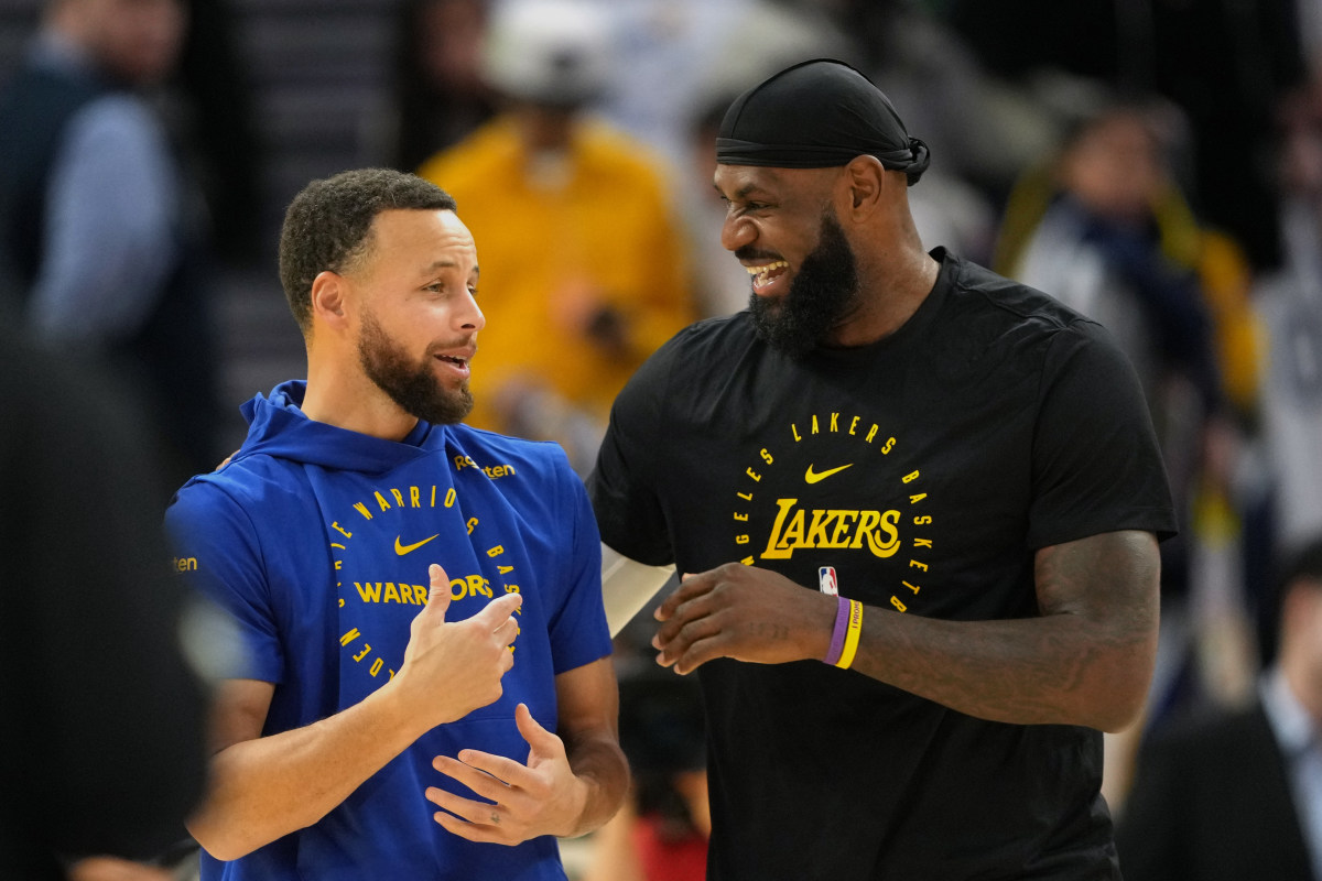 Golden State Warriors guard Stephen Curry (left) and Los Angeles Lakers forward LeBron James (right).