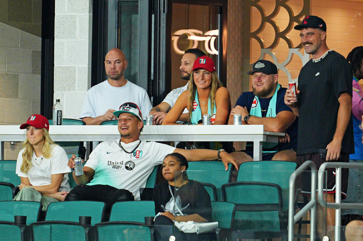 Chiefs Star, Girlfriend Turn Heads at NHL Game Friday Night - Athlon Sports