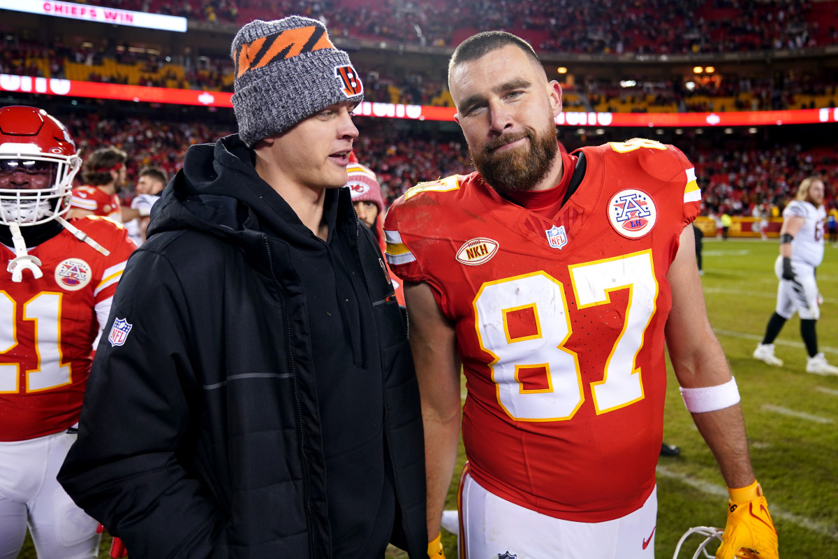 Cincinnati Bengals quarterback Joe Burrow (9), left, talks with Kansas City Chiefs tight end Travis Kelce (87).