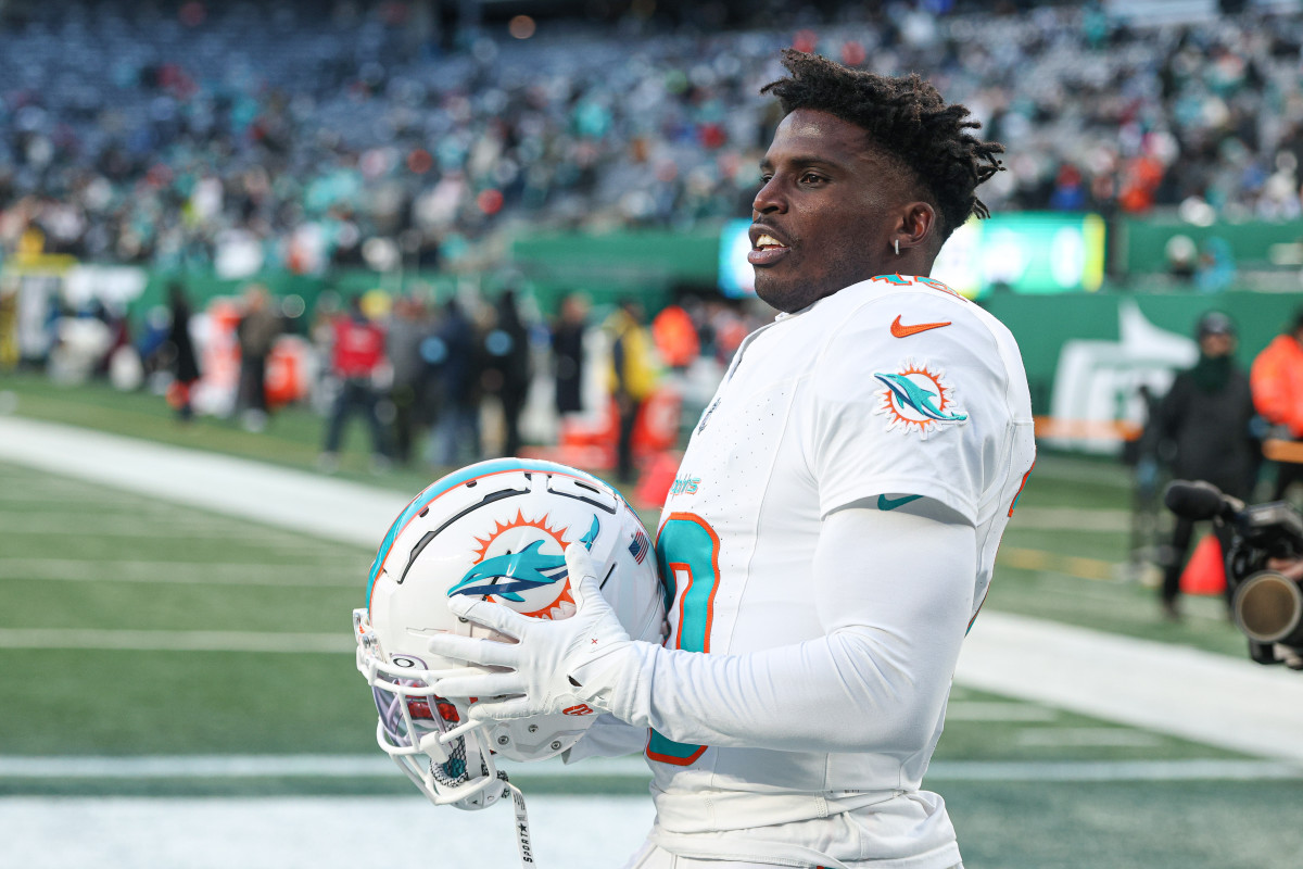 Miami Dolphins WR Tyreek Hill stretches on the field before the game against the New York Jets at MetLife Stadium.