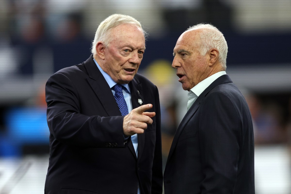 Bears Fans Thank Jerry Jones for Coaching Decision - Athlon Sports - How Old Is Jerry Jones? Cowboys Owner's Age & NFL Influence