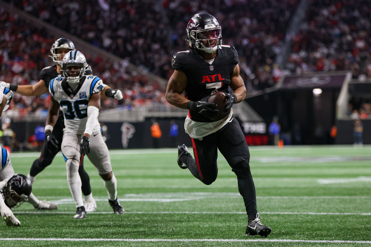 Atlanta Falcons running back Bijan Robinson (7) runs the ball for a touchdown against the Carolina Panthers in the second quarter at Mercedes-Benz Stadium.