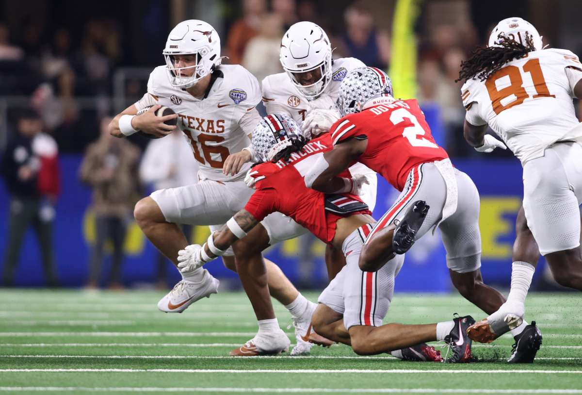 Texas Longhorns quarterback Arch Manning (16).