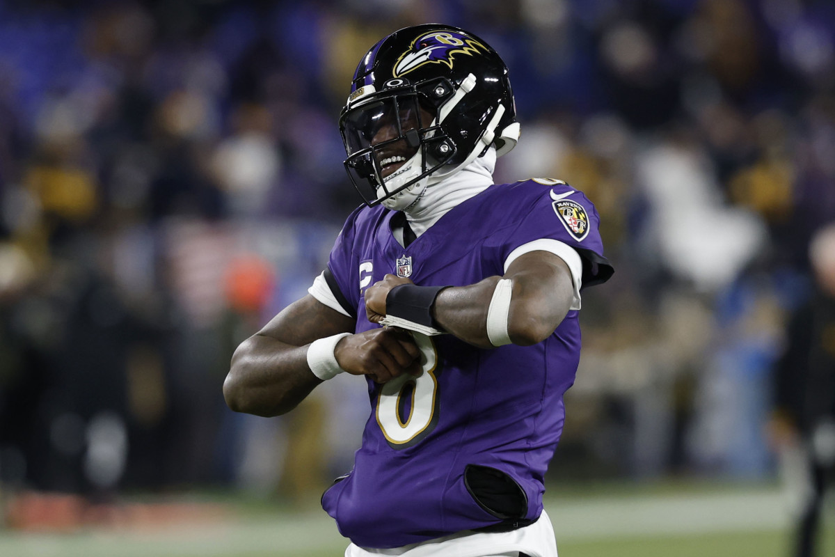 Baltimore Ravens quarterback Lamar Jackson (8)