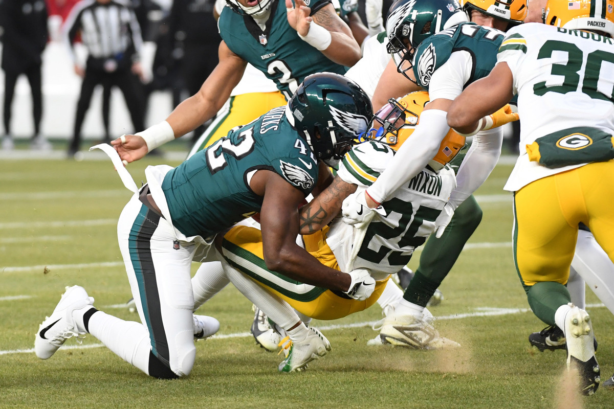 Philadelphia Eagles linebacker Oren Burks (42) causes a fumble on Green Bay Packers cornerback Keisean Nixon (25) for the opening kick off