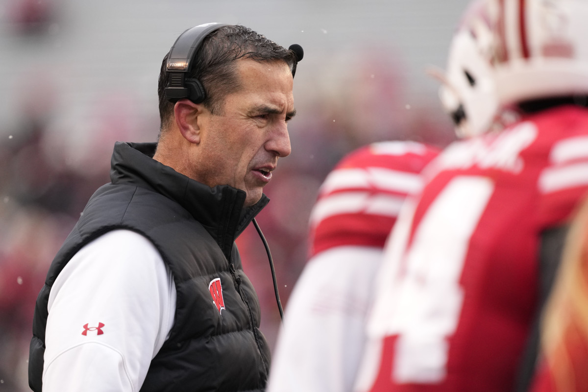 November 29, 2024; Madison, Wisconsin, USA; The main coach of Wisconsin Badgers, Luke Fickell, looks in the fourth quarter against Minnesota Golden Gophers at the Camp Randall stadium. Mandatory loan: Images Jeff Hanisch-Imagn 