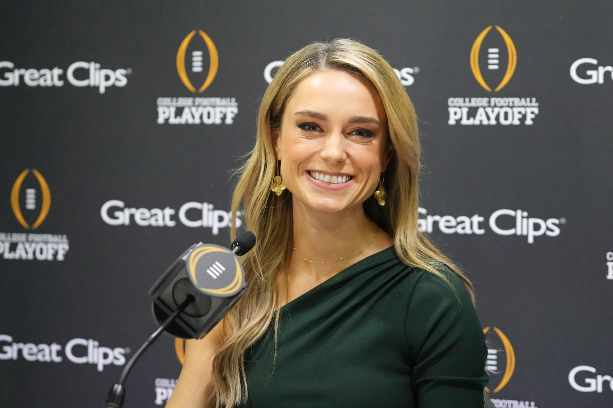 College Football Reporter Molly McGrath Turned Heads With Outfit for ...