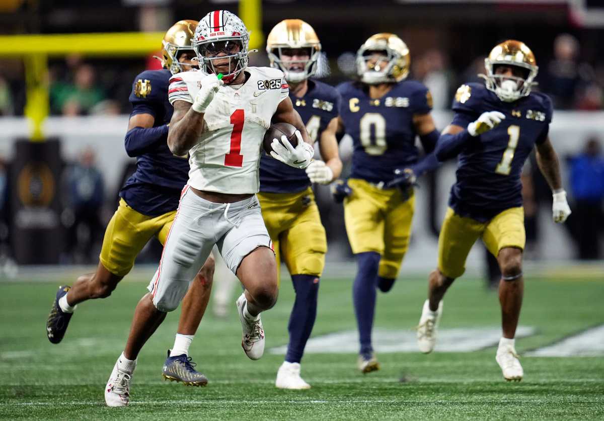 Quinshon Judkins runs away from a host of Notre Dame players.