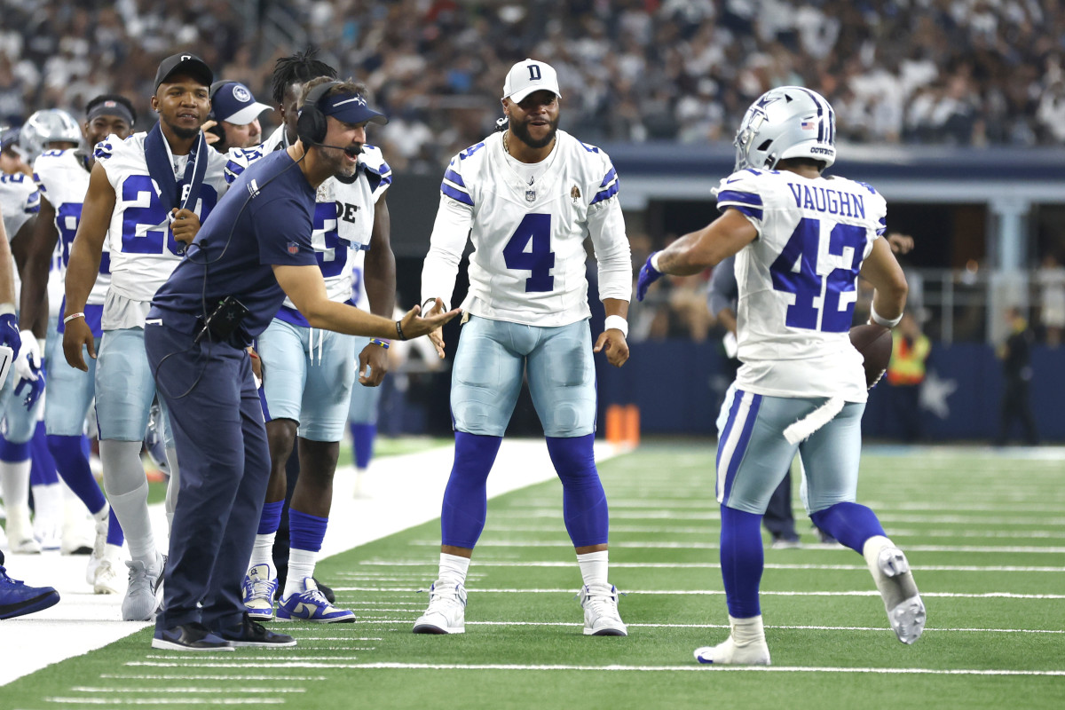 Dallas Cowboys offensive coordinator Brian Schottenheimer, quarterback Dak Prescott (4) and running back Deuce Vaughn (42) celebrate a touchdown.