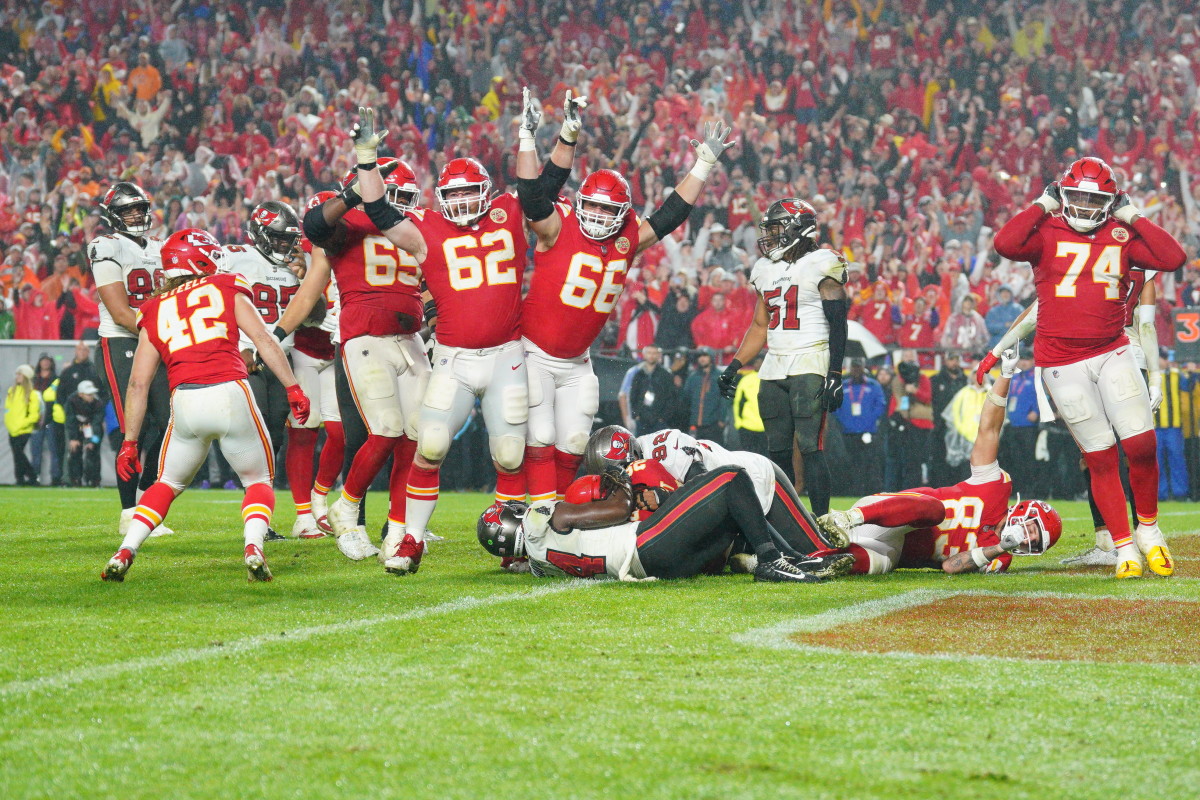 Nov 4, 2024; Kansas City, Missouri, USA; Kansas City Chiefs running back Kareem Hunt (29) scores the game-winning touchdown against the Tampa Bay Buccaneers as guard Joe Thuney (62) and guard Mike Caliendo (66) celebrate during the game at GEHA Field at Arrowhead Stadium. Mandatory Credit: Denny Medley-Imagn Images