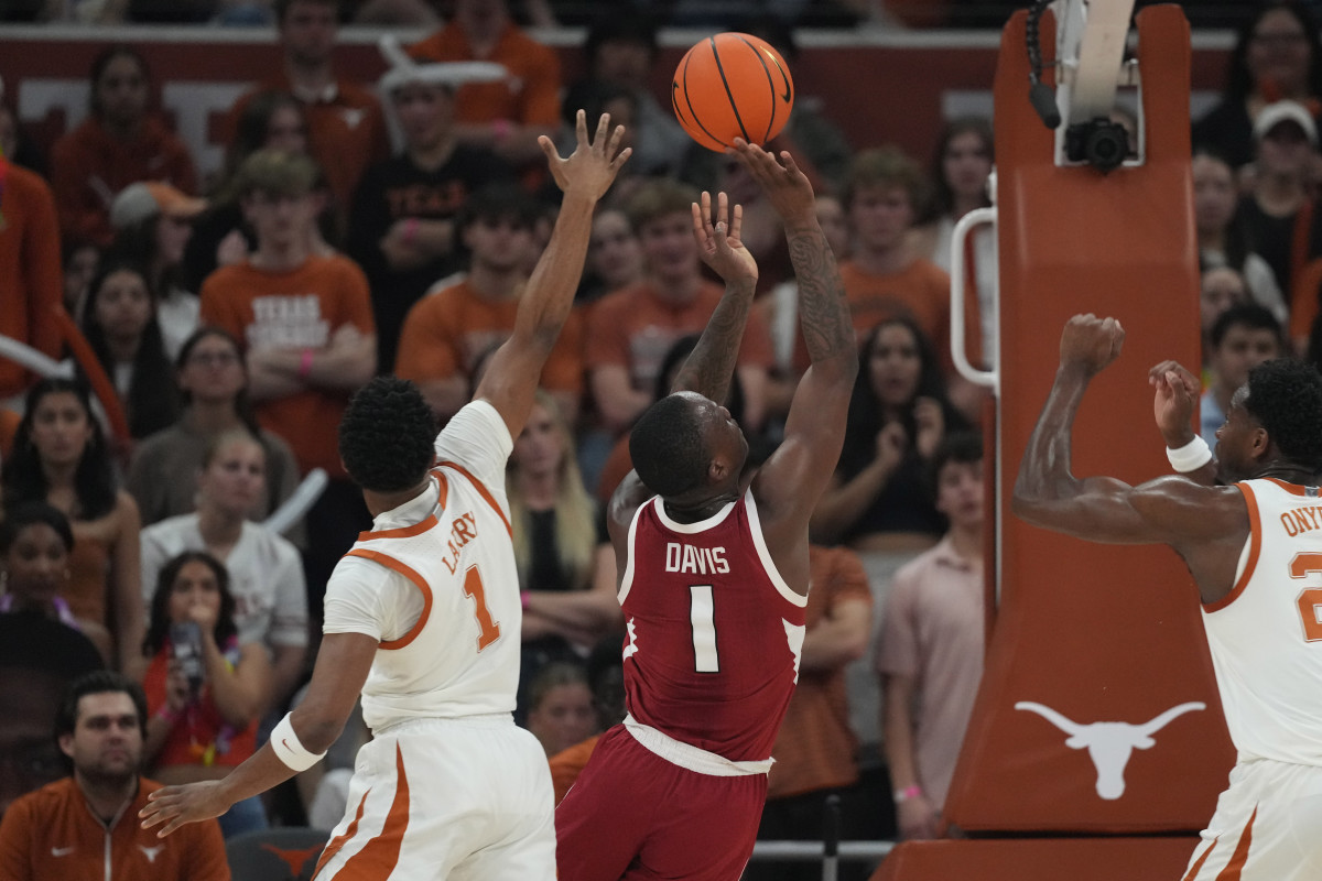 Johnell Davis Leading Arkansas' Resurgence - Athlon Sports