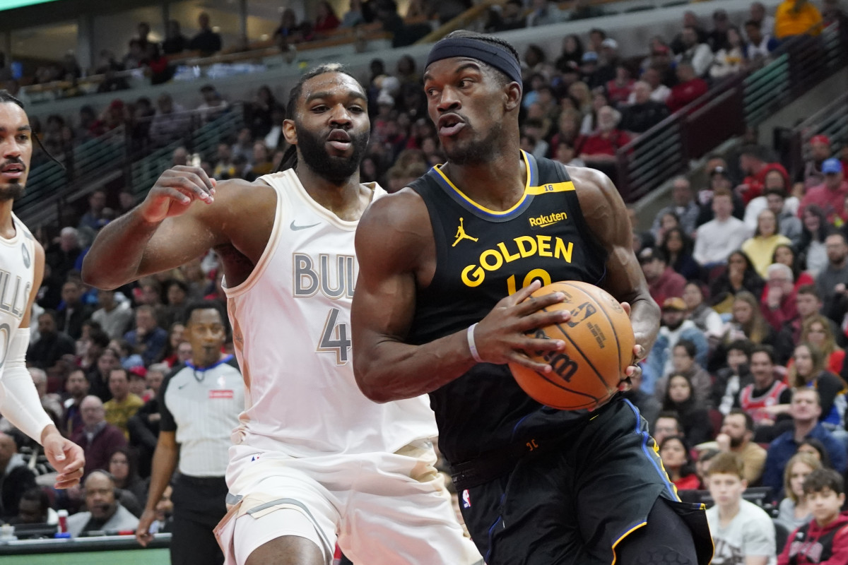 Golden State Warriors forward Jimmy Butler drives to the basket at United Center.