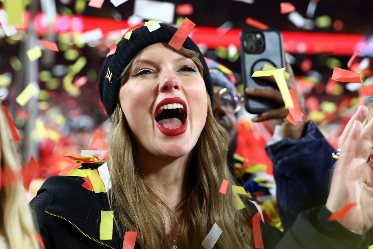 Taylor Swift's Social Media Activity Sparks Strong Reaction from NFL Fans -  Athlon Sports