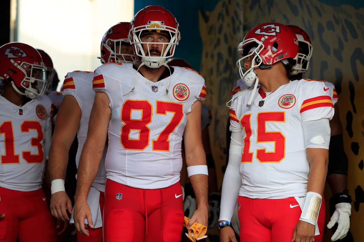 Kansas City Chiefs TE Travis Kelce and QB Patrick Mahomes chat before a game.