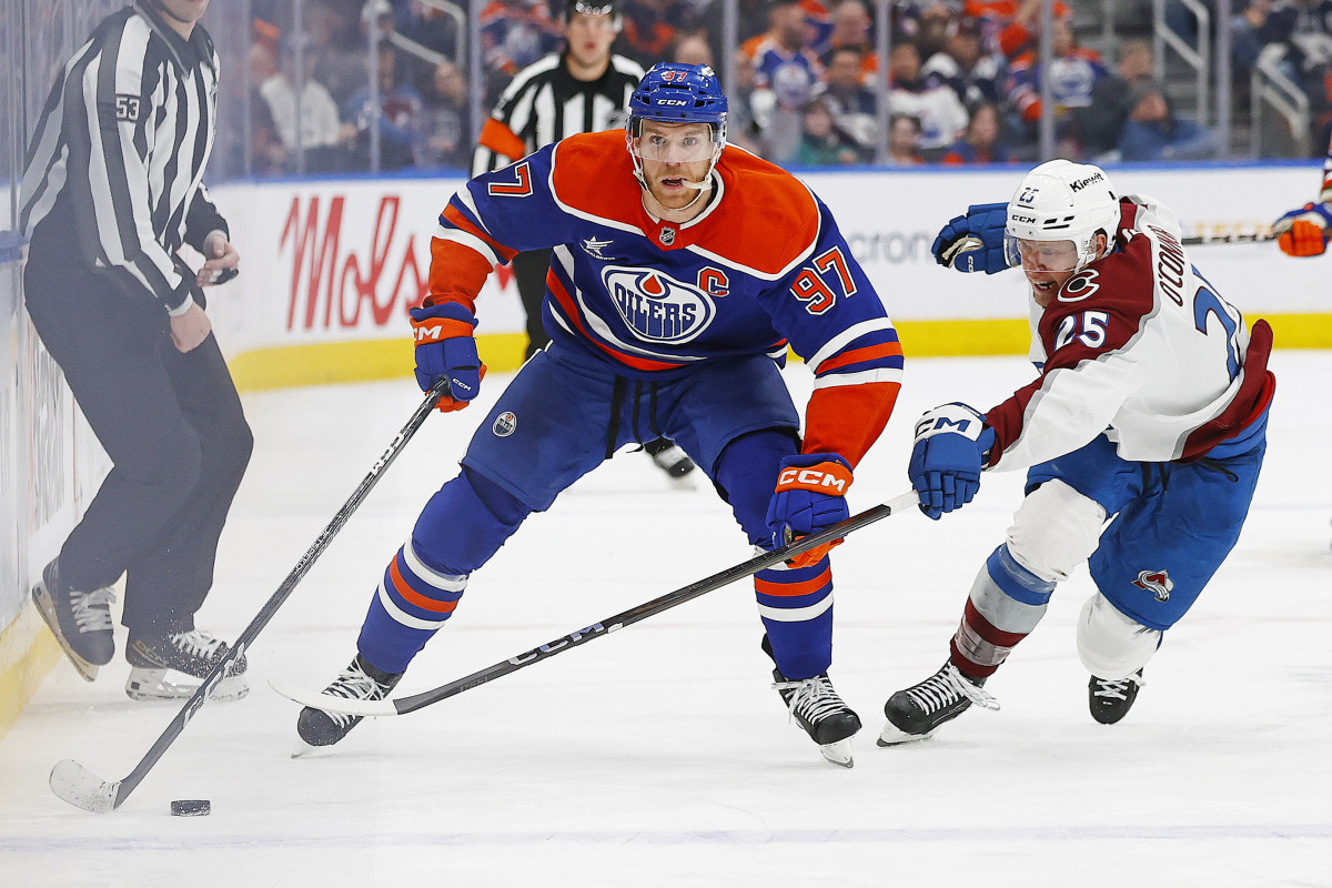 Edmonton Oilers forward Connor McDavid carries the puck around Colorado Avalanche forward Logan O’Connor.