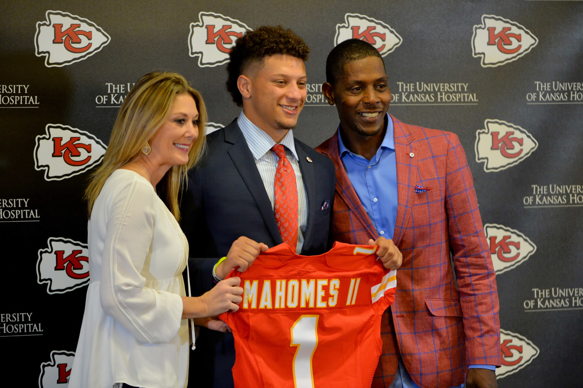 Kansas City Chiefs QB Patrick Mahomes poses for a photo with his mother Randi and father Patrick Sr. during a press conference at Stram Theatre.