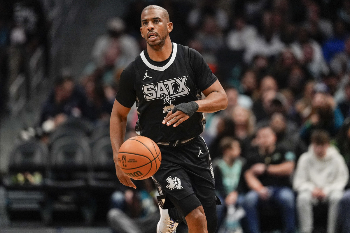 San Antonio Spurs guard Chris Paul (3)