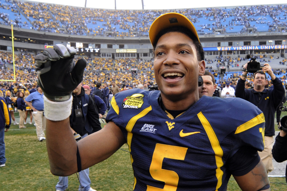 West Virginia Mountaineers quarterback Pat White (5)