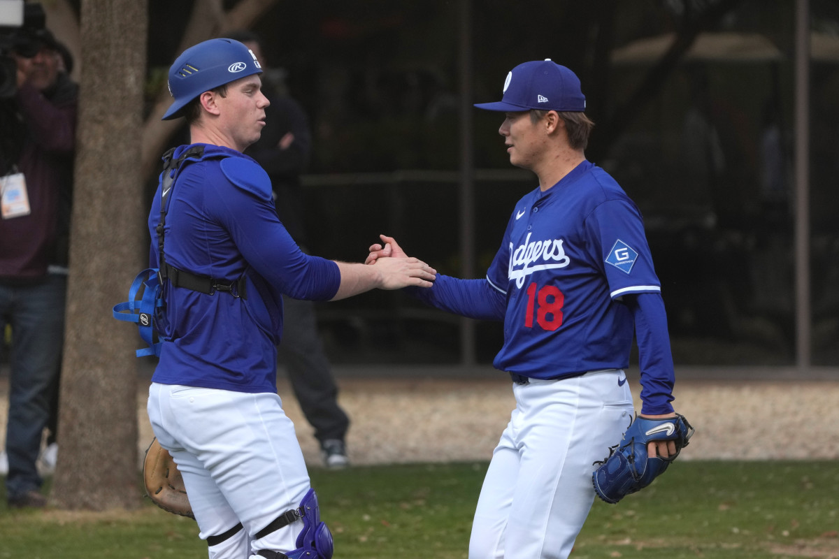 Los Angeles Dodgers catcher Will Smith (16) talks to pitcher Yoshinobu Yamamoto (18) talk during spring training camp.