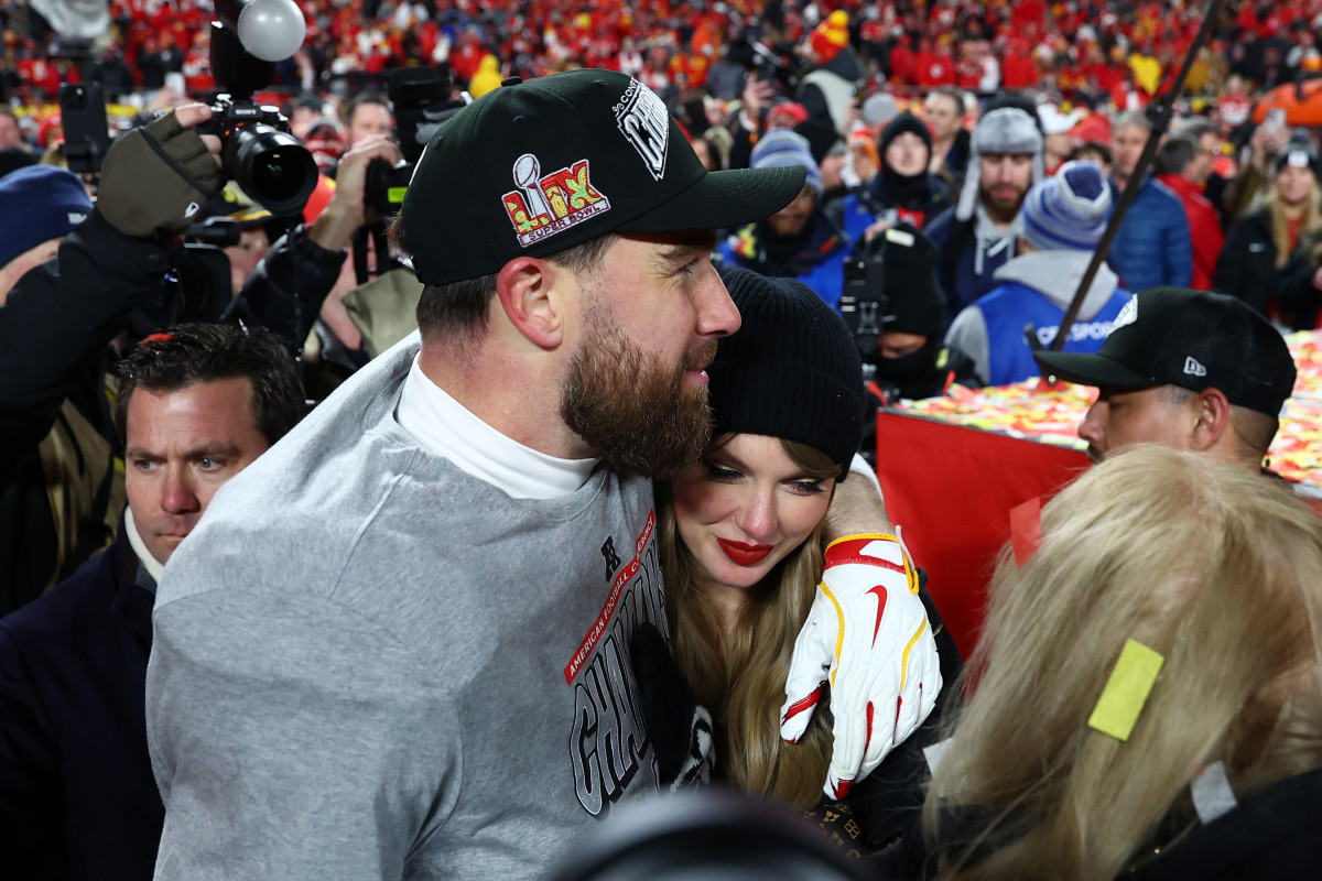 Kansas City Chiefs tight end Travis Kelce and recording artist Taylor Swift